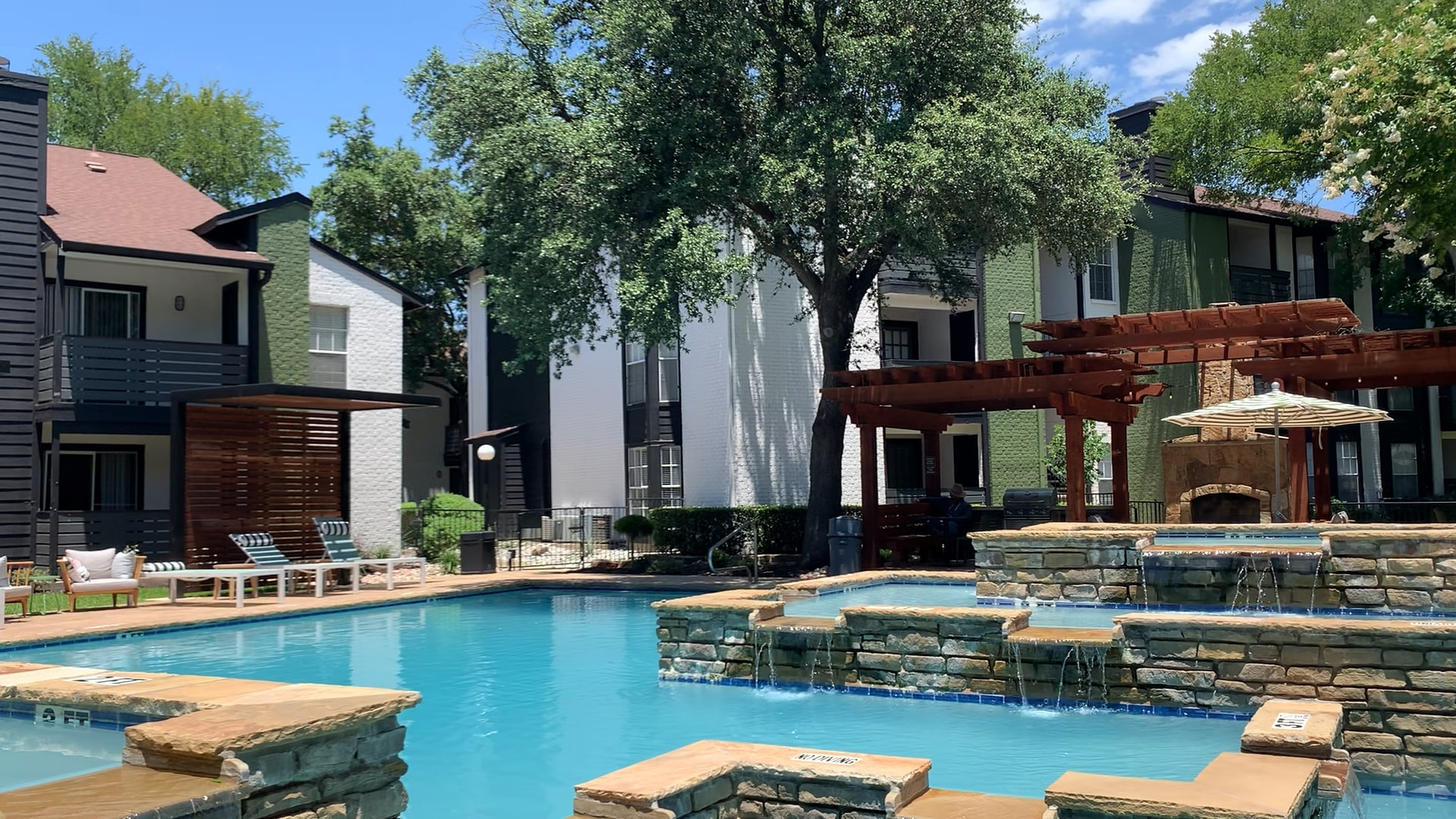 swimming pool at Richmond Apartments